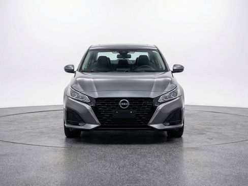 Used 2025 Nissan Altima 2.5 SV image 2