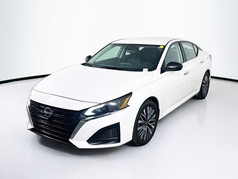Used 2025 Nissan Altima 2.5 SV image 3