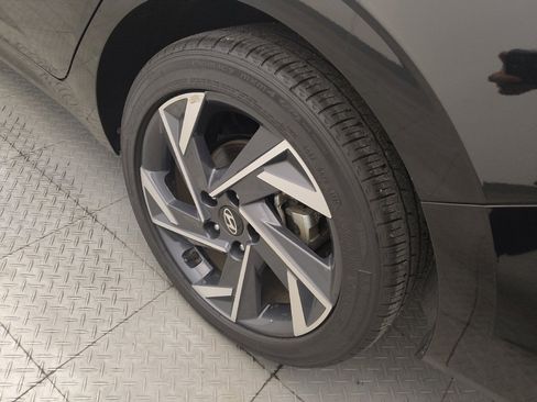 Used 2025 Hyundai Elantra SEL FWD image 31
