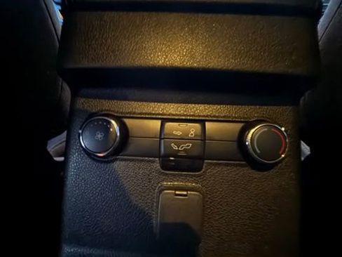 Used 2018 Ford Explorer XLT AWD/4WD image 26