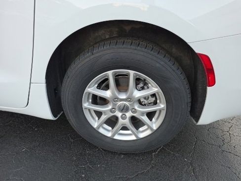 Used 2023 Chrysler Voyager LX image 21