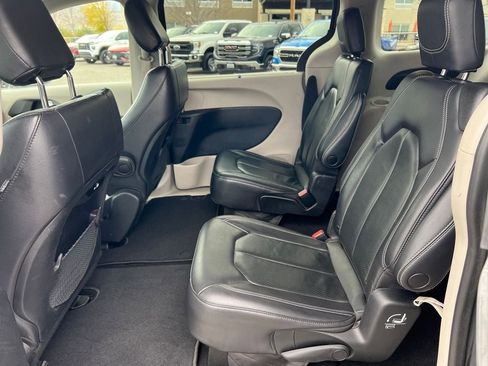 Used 2022 Chrysler Pacifica Touring-L image 19