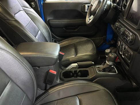 Used 2022 Jeep Wrangler Unlimited Sahara w/ Cold Weather Group AWD/4WD image 16
