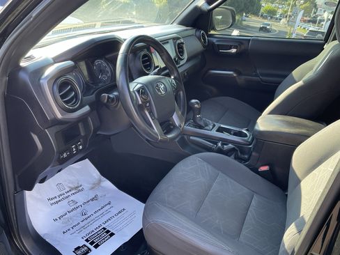 Certified 2017 Toyota Tacoma TRD Off-Road AWD/4WD image 11