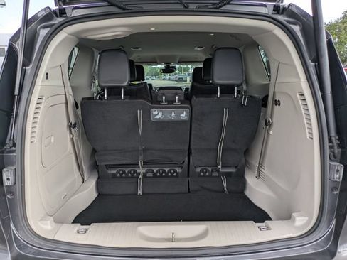 Used 2018 Chrysler Pacifica Limited w/ Advanced Safetytec Group FWD image 8