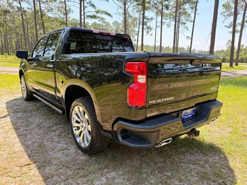 Used 2021 Chevrolet Silverado 1500 High Country w/ Technology Package AWD/4WD image 3