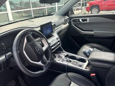 Used 2023 Ford Explorer XLT w/ Equipment Group 202A AWD/4WD image 4