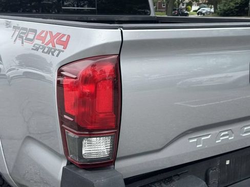 Used 2019 Toyota Tacoma TRD Sport AWD/4WD image 11
