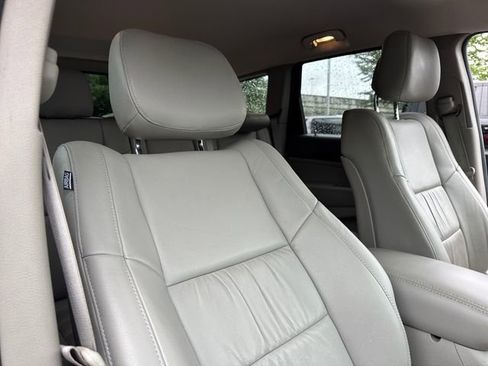 Used 2011 Jeep Grand Cherokee Laredo AWD/4WD image 24