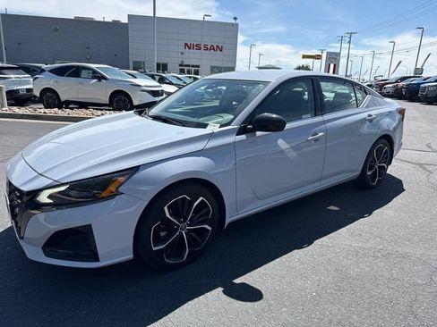 Used 2023 Nissan Altima 2.5 SR FWD image 7