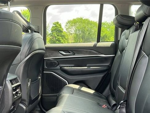 Used 2022 Jeep Grand Cherokee Limited image 20