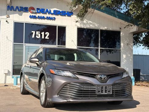 Used 2019 Toyota Camry LE FWD image 1