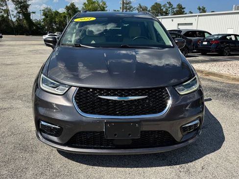 Used 2021 Chrysler Pacifica Touring-L FWD image 2