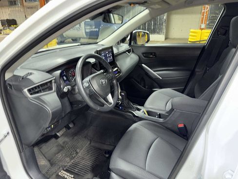 Used 2023 Toyota Corolla Cross LE w/ Moonroof Package AWD/4WD image 27