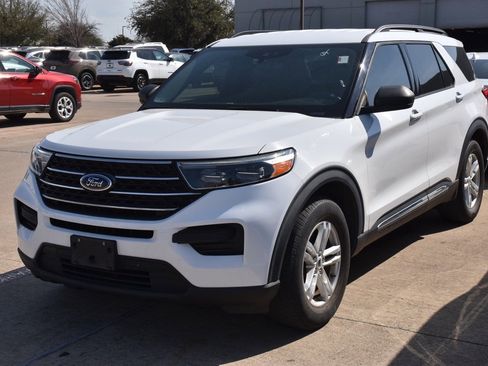 Used 2020 Ford Explorer XLT image 2