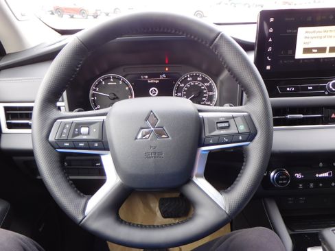 New 2026 Mitsubishi Outlander SE image 15