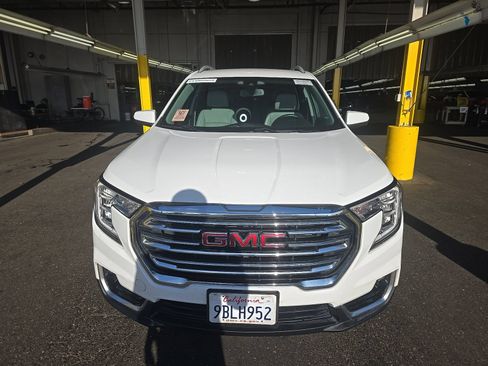 Used 2022 GMC Terrain SLT w/ Infotainment Package II FWD image 2