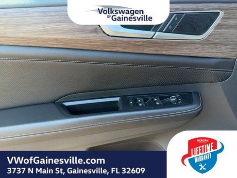 Used 2025 Volkswagen Atlas SEL AWD/4WD image 16