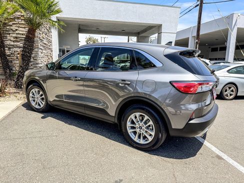 Used 2022 Ford Escape SE w/ Convenience Package FWD image 3