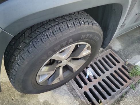 Used 2018 Jeep Cherokee Trailhawk image 6