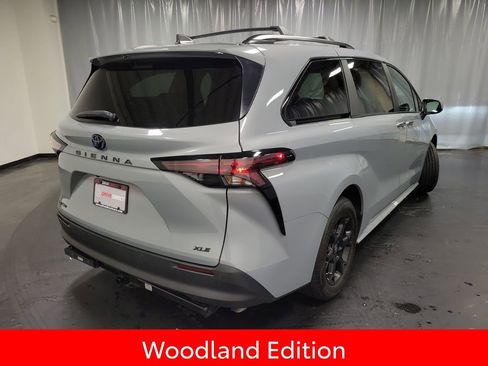 Used 2025 Toyota Sienna XLE Woodland Edition image 8