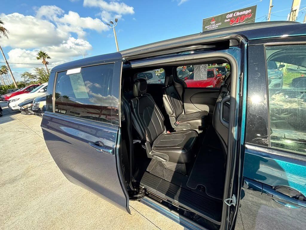 Used 2023 Chrysler Pacifica Touring-L w/ S Appearance Package FWD image 3