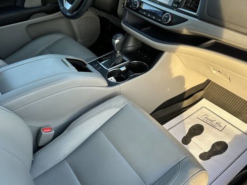 Used 2017 Toyota Highlander XLE image 10