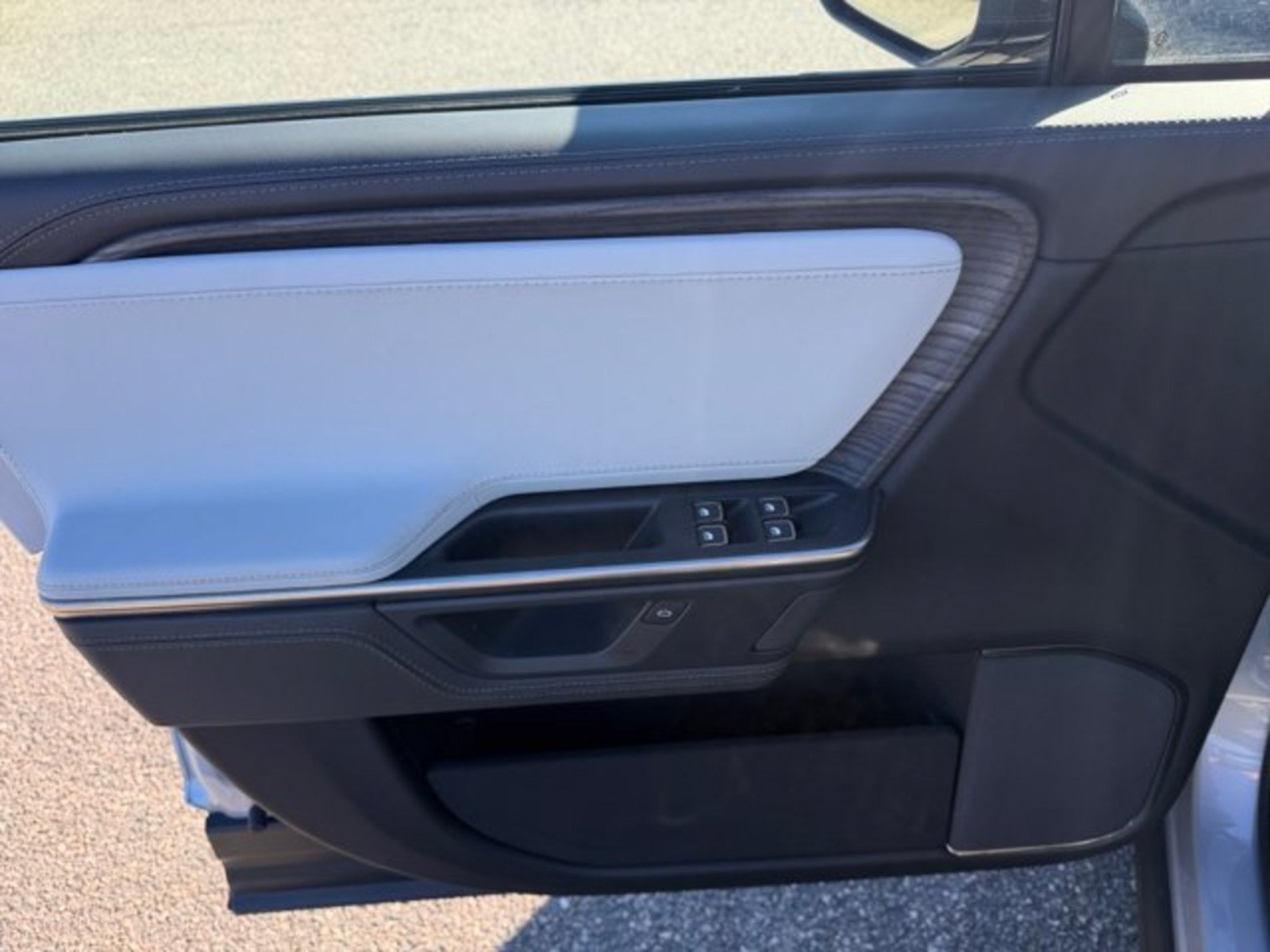 Used 2025 Rivian R1S Adventure Dual AWD/4WD image 23