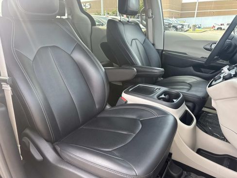 Used 2024 Chrysler Pacifica Touring-L FWD image 13