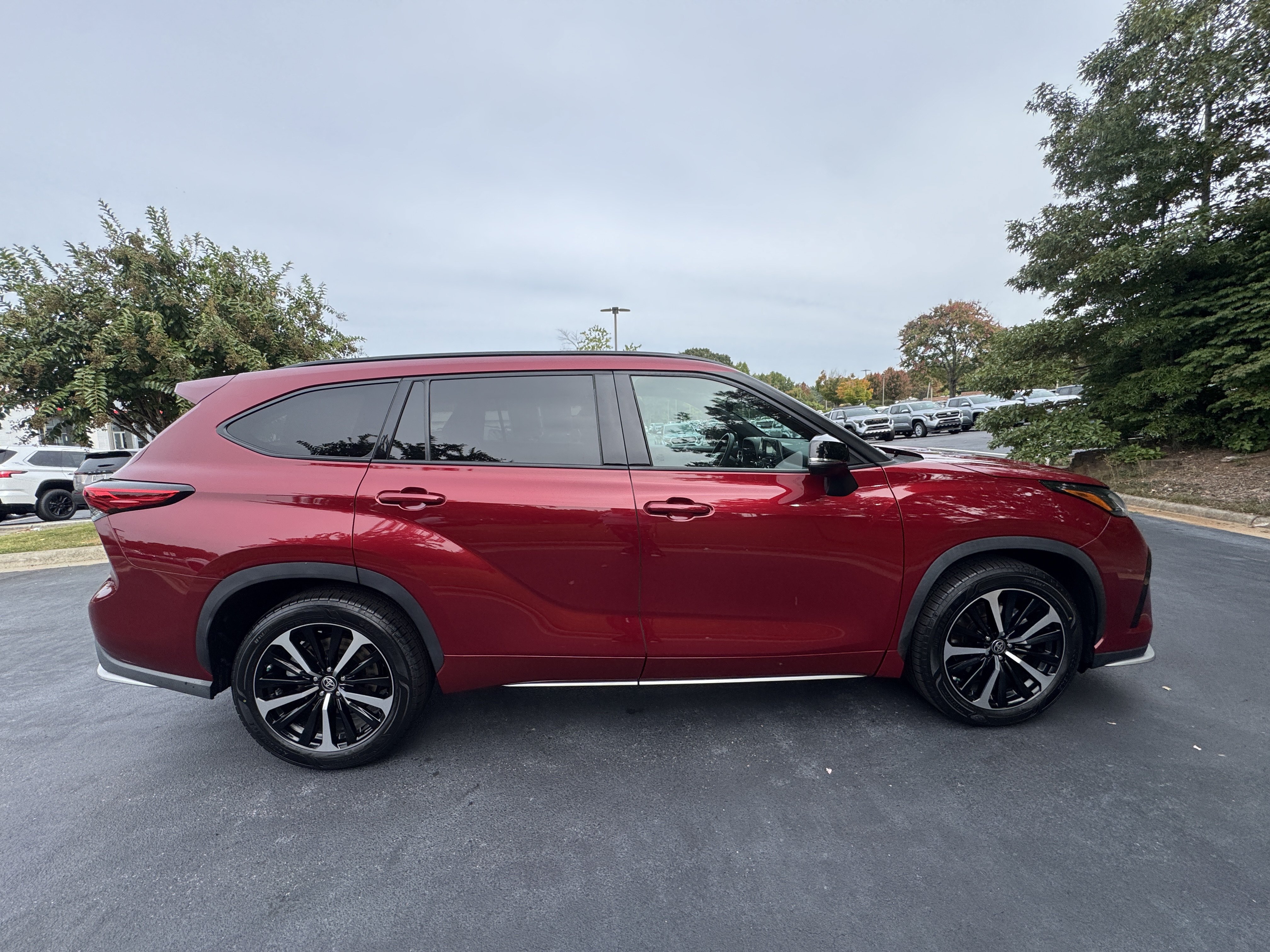 Certified 2021 Toyota Highlander XSE FWD image 4