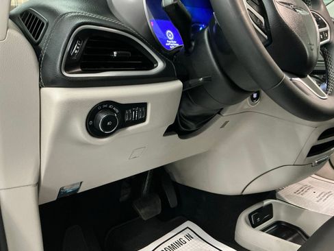 Used 2023 Chrysler Pacifica Touring-L image 24