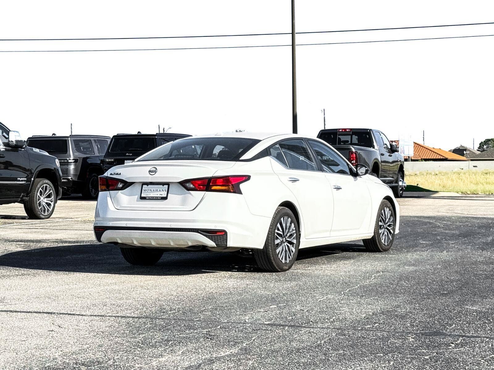 Used 2025 Nissan Altima 2.5 SV FWD image 10