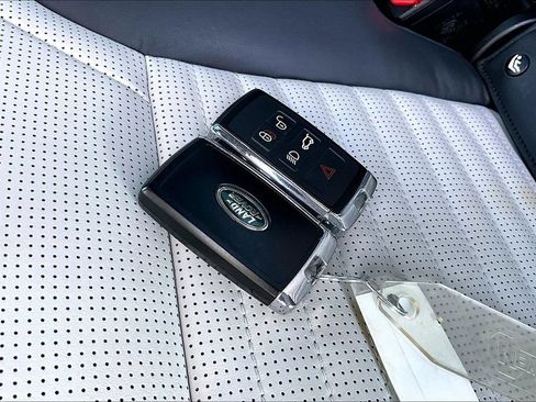 Certified 2023 Land Rover Discovery Metropolitan Edition AWD/4WD image 33