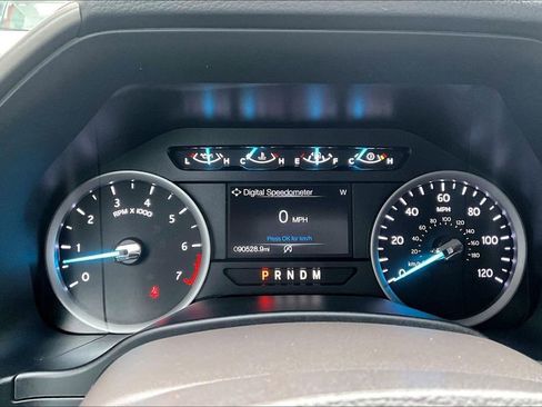 Used 2018 Ford Expedition XLT image 2