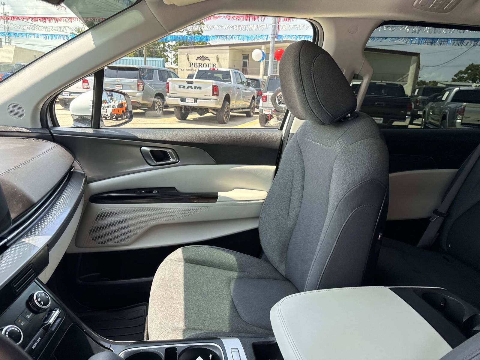 Used 2024 Kia Carnival LX FWD image 15