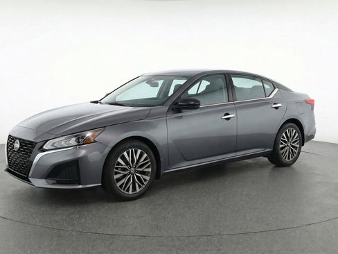 Used 2025 Nissan Altima 2.5 SV image 3