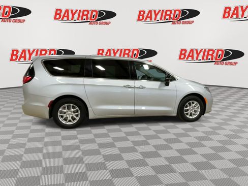 Used 2024 Chrysler Pacifica Touring-L FWD image 10
