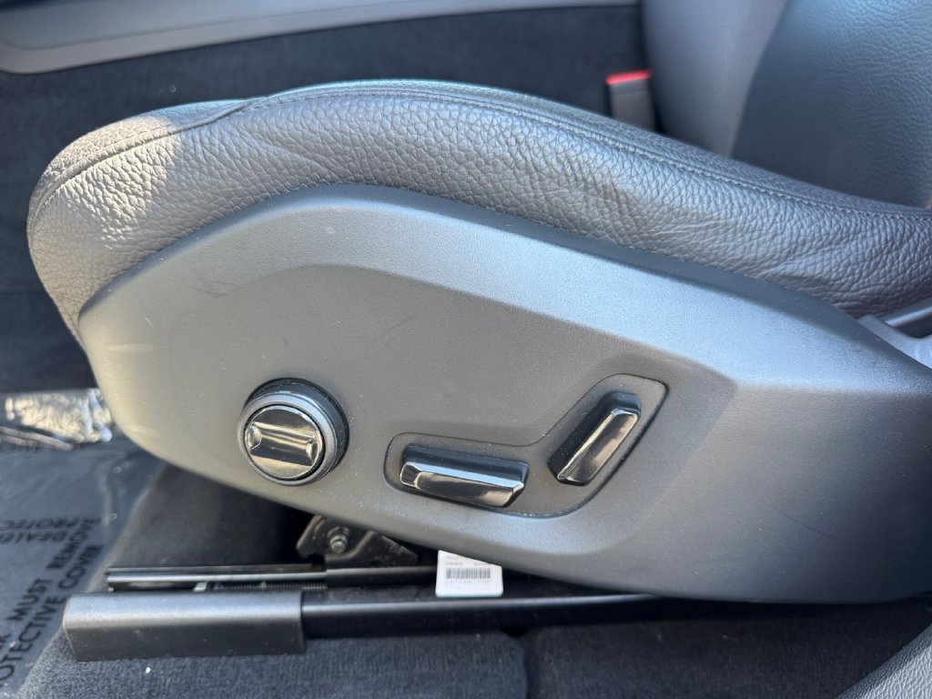 Certified 2024 Volvo XC60 B5 Plus AWD/4WD image 14