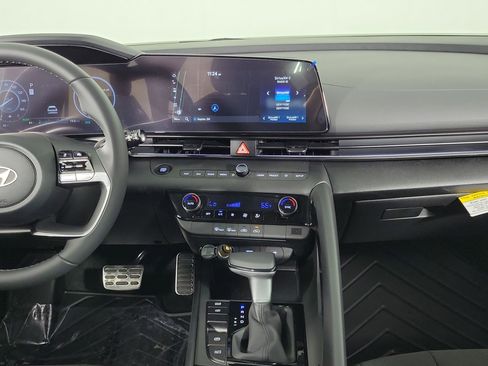 New 2025 Hyundai Elantra SEL image 9