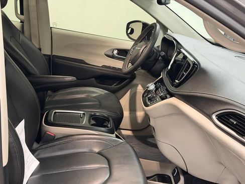 Used 2022 Chrysler Pacifica Touring-L w/ Uconnect Theater Family Group image 10