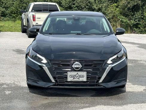 Used 2024 Nissan Altima 2.5 SV FWD image 2