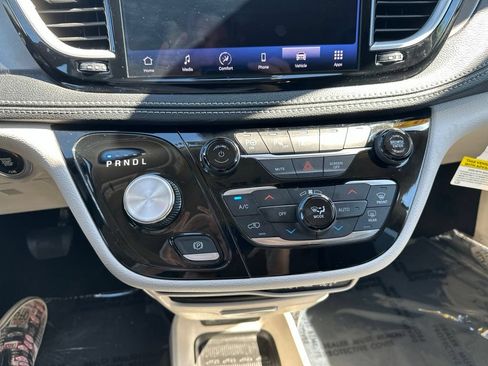 Used 2023 Chrysler Pacifica Touring-L AWD/4WD image 34