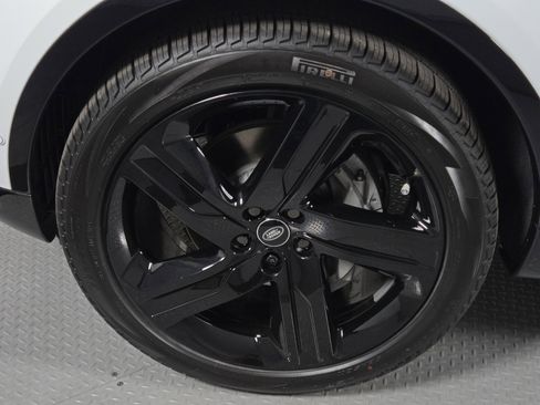 New 2026 Land Rover Discovery Dynamic SE image 9