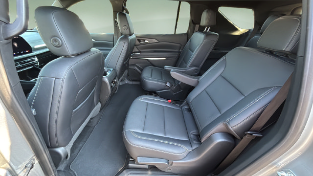 Used 2025 Chevrolet Traverse LT AWD/4WD image 19