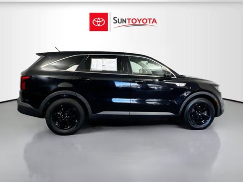 Used 2022 Kia Sorento LX image 2