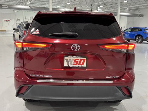 Used 2020 Toyota Highlander XLE image 19