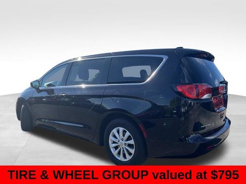 Used 2017 Chrysler Pacifica Touring w/ Tire & Wheel Group FWD image 3