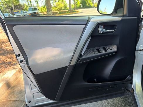 Used 2015 Toyota RAV4 XLE AWD/4WD image 10