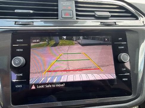 Used 2023 Volkswagen Tiguan SE w/ Panoramic Sunroof Package AWD/4WD image 31