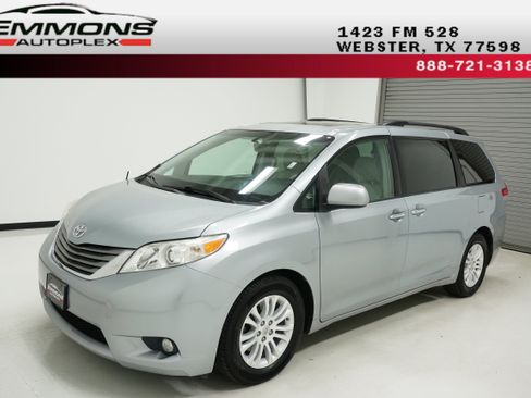 Used 2014 Toyota Sienna XLE FWD image 1
